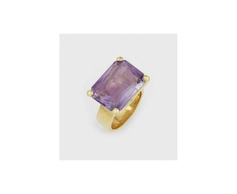 Extravaganter Amethystring Gelbgold, gest. 750. Zentral besetzt mit einem fliederfarbenen Amethyst von ca. 14,1 mm x 19 mm x 