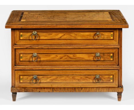 Louis XVI-Modellkommode Nussbaum, massiv und furniert sowie Einlagen aus unterschiedlichen teilw. gefärbten Edelhölzern. Gera