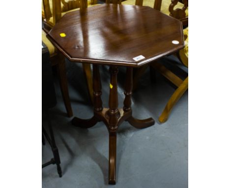 EDWARDIAN MAHOG. OCTAGONAL LAMP TABLE ON POD