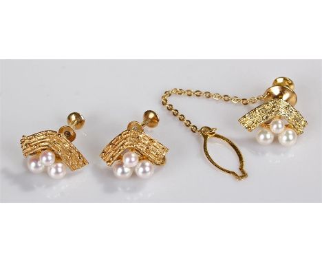 Mikimoto pearl set, consisting of a 14 carat gold tie pin set with three pearls and a pair of earrings also set with pearls, 