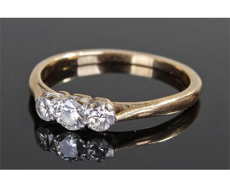 18 carat gold diamond ring, the ring set with three diamonds on a platinum head, ring size Q