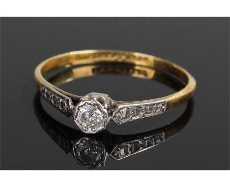 18 carat gold diamond set ring, with a central diamond, ring size M 1/2