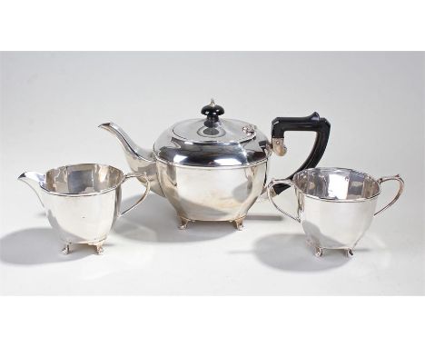 George V three piece silver tea service, Birmingham 1935, maker MU?, consisting of a teapot, milk jug and sugar bowl, the sha