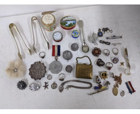 Miscellaneous items to include silver plated sugar tongs, other items of white and yellow metal, three Halcyon Days trinket b