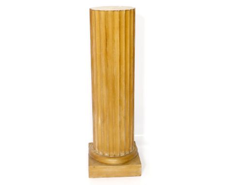 Kannelierte Säule auf quadratischem Stand. Sperrholz. Gebrauchsspuren, Platte mit Wasserflecken. 20. Jh. H. 104 cm.