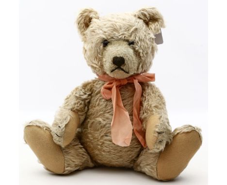 Steiff-Teddy. Blonder Mohair. Drehkopf mit braunen Glasaugen und gestickter Schnauze mit Nase. Gegliedert mit Scheibengelenke