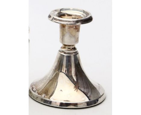 Kerzenleuchter, einflammig. 835/000 Silber, gefüllt. Vasenförmige Tülle auf trompetenförmigem Fuß. Gebrauchsspuren, Stand ged