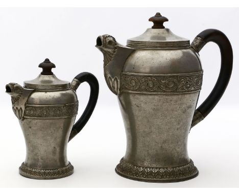 2 Empirekannen. Zinn. Wandung und ausgestellter Stand mit reliefierten Ornamentfriesen. Henkel und Deckelknauf aus geschwärzt
