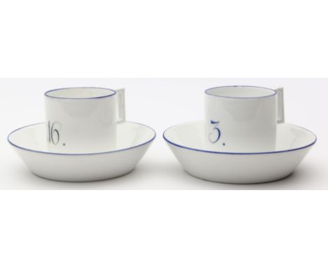 Paar klassizistische Tassen mit Untertassen, Meissen. Porzellan. Walzenform mit eckigem Henkel. Blaue Ränder, Tasse und Unter