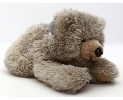 Molly-Grizzlybär, Steiff. Beige-brauner Plüsch, weich gefüllt. Mit K, F und S. Nahezu unbespielt. L. 32 cm.