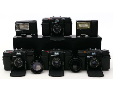 4 Kleinbildkameras, Minox GmbH. a) 2x "35 GL", Minox, schwarzes Kameragehäuse, glasverstärkter Kunststoff, versenkbares Objek