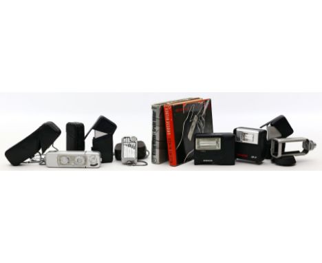 Miniaturkamera Minox B , Minox. Kleinstbildkamera Minox B 8x11 m, silberfarbenes Kameragehäuse, Objektiv "Complan" 1:3,5, f=1