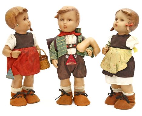 3 Hummel-Puppen. Keramik, bemalt. Alt bekleidet. 1 Arm lose anbei, 1 Zopf best. (Teil anbei). Best. Gem. Hummel bzw. Goebel. 