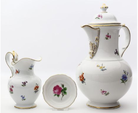 Kaffeekanne und Gießer, Meissen. Gebaucht auf abgesetztem, runden Stand, Rocaillenhenkel. Porzellan. Bunte, gestreute Blumenm