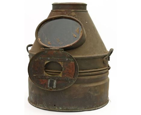 Schiffskompass "R.D.C. COMPASS", Dobbie McInnes Limited. Messinggehäuse (stark verschmutzt) mit 2 Klappen und seitlichen Trag