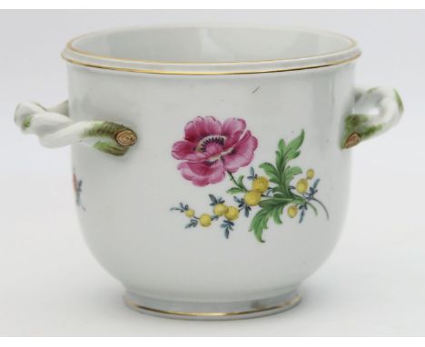 Cachepot Meissen. Porzellan. Becherform mit abgesetztem, runden Stand und seitlich gewundenen Asthenkeln. Bunte Bemalung "Blu