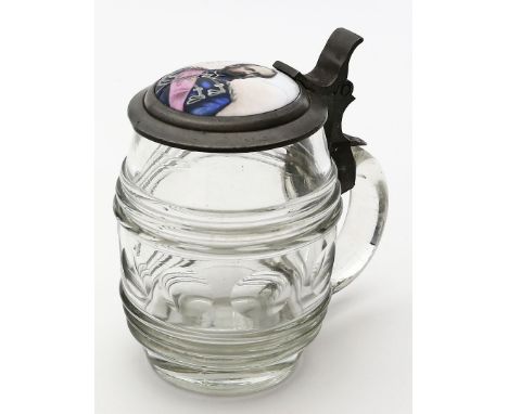 Patriotischer Bierkrug. Farbloses Glas. Tonnenform mit Kugelschliff. Montierter Zinndeckel (Montage lose) mit eingelegter Por