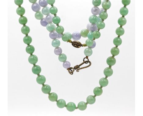 2 Jadekugelketten. a) Seladongrüne Jade-Kugeln, D. ca. 9 mm, einzeln geknotet, Steckschließe aus vergoldetem Silberfiligran. 