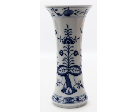 Vase, Meissen. Knochenform. Porezellan. Blaues Zwiebelmuster. Stand mit rep. Best. Schwertermarke Meissen, 20. Jh. 1. Wahl. H