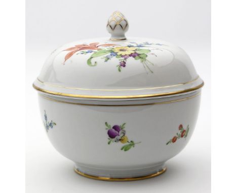 Bonboniere, Höchst. Porzellan. Schalenform mit abgesetztem, runden Stand. Bunte Blumenmalerei. Goldränder. Stempelmarke Höchs