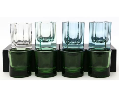 8 Schnapsbecher. 4x Kristall in verschiedenen Farben mit facettierter, zylindrischer Wandung, 1x Stand best., 3x Ätzsign. "Mo