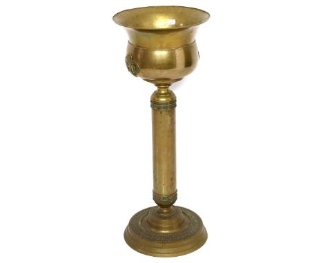 Cachepot auf Stand. Messing. Gebrauchsspuren. 20. Jh. H. 76 cm.