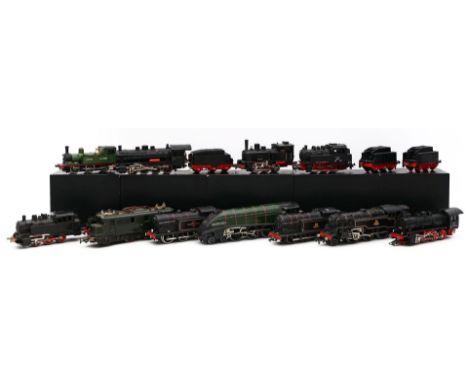 1 E-Lok und 10 Dampfloks, 4x mit Tender, H0. Verschiedene Hersteller, dabei Hornby, Fleischmann, Roco, etc. und Ausführungen,