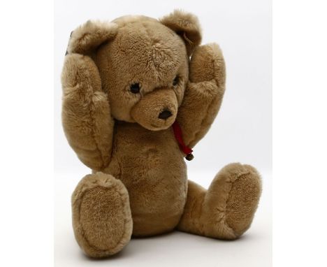 Steiff-Teddy. Blonder Plüsch, weich gefüllt, gegliedert. Mit K und F. Etwas eingestaubt. L. 45 cm.