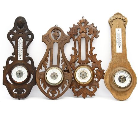 4 Wandbarometer. Holzgehäuse mit Reliefschnitzerei. 2x Thermometer fehlend und 1x Thermometer besch.. Um 1900/Anf. 20. Jh. L.