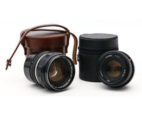 Fotoobjektiv, Petri. Petri Camera f=55 mm, 1:1,4 mit braunem Lederetui. Gebrauchsspuren. Beigegeben: Fotoobjektiv Petri 50 mm