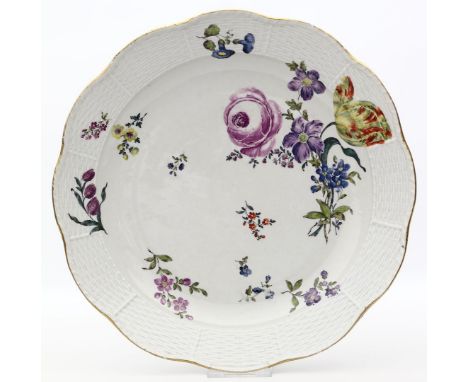 Flache, runde Schale, Meissen, "Alt Ozier". Porzellan. Bunte Blumenmalerei. Goldrand. Gebrauchsspuren, Rand und Stand l. best