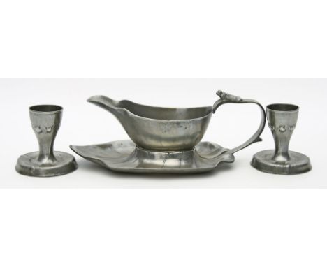 Jugendstil-Sauciere auf Tropfschale und Paar Eierbecher. Kayserzinn. Blattförmiger Stand, Henkel besetzt mit vollplastischer 