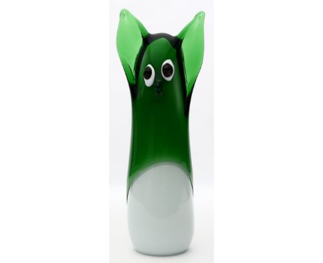 Stilisierte Tierfigur. Verschiedenfarbiges Glas. Stand best. Seitlich Herstelleretikett "Marc Aurel". 2. Hälfte 20. Jh. H. 38
