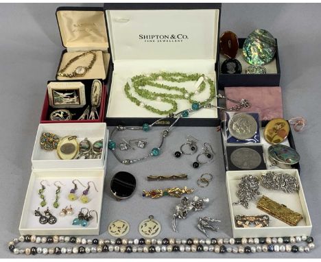 GROUP OF GOOD COSTUME JEWELLERY & OTHER ITEMS including two abalone brooches, agate brooch, ladies gold plated wristwatch, cu