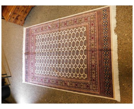 GOOD QUALITY MODERN BOKHARA CARPET WITH REPEATING LOZENGE AND CREAM GROUND WITH BLUE GEOMETRIC BORDER 