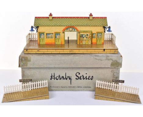 Hornby Boxed 0 Gauge No.4E Reading Station fitted with electric lighting, tin-printed building, with speckled platforms, in e