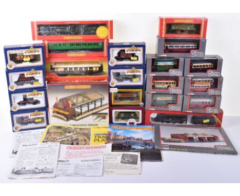 Hornby Railways boxed and loose locomotives and coaches, boxed R533 SR 4-4-0 Schools class ‘St Lawrence’ Ltd Ed: 1423/2000, R
