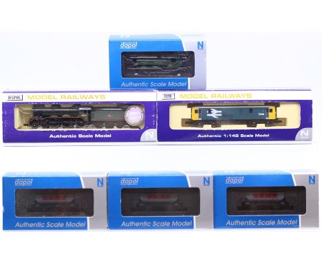 Dapol: A boxed Dapol, Helmingham Hall, 4-6-0 Locomotive and Tender, ND-O79C, B17 BR Green Late Logo; together with a boxed Da