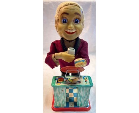 Tinplate: A vintage battery operated Shaving Man by Playthings, Japan, good working condition.&nbsp;