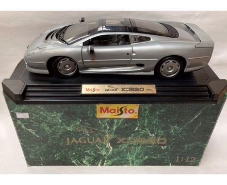 Maisto: A boxed Maisto, Jaguar XJ220, 1:12 scale, Made in 1992, good condition in original box, box damaged.