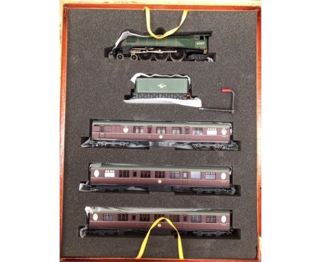 Bachmann: A Bachmann Limited Edition The Elizabethan Set comprising: A4 Locomotive 60017 Silver Fox in BR green livery, with 