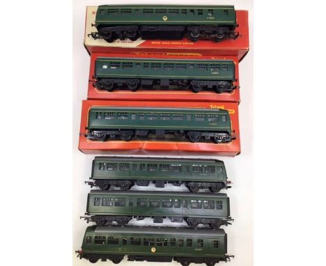 Railway: 00 gauge railway Triang DMU, centre and trailer units and another three piece set later Triang Hornby with yellow pa
