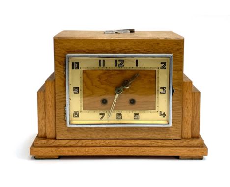 An Art Deco oak mantel clock, with key, 22cmH 