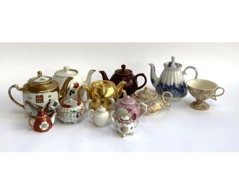 A mixed lot of various teapots, to include St. Petersberg Russia export teapot, Royal Worcester gilt teapot etc 