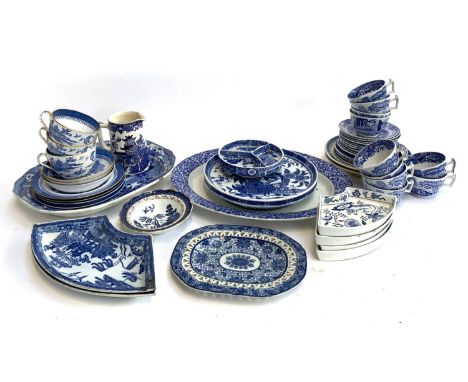 A mixed lot to include Copeland Spode Italian teacups and saucers; Willow pattern footed meat plates, Spode Copelands China W