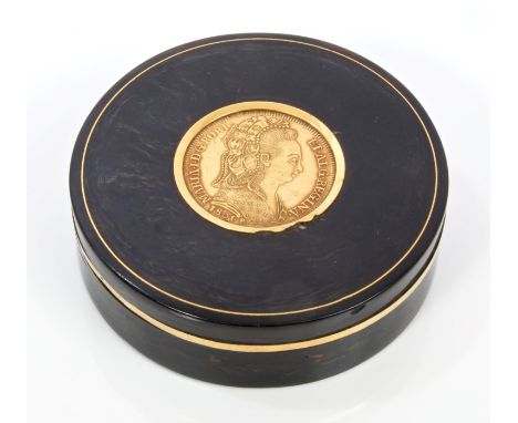 Georgian circular horn snuff box, the lid inset with Brazilian Kingdom of Portugal gold 6400 Reis coin dated 1801, the box 7.