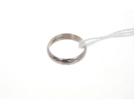 Platinum wedding ring with engraved design (London 1979).  Ring size K½ CONDITION REPORT Total gross weight approximately 3.8