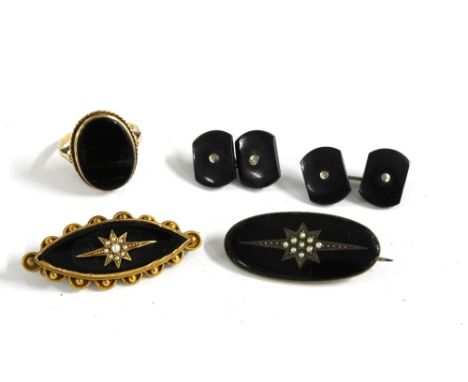 Mourning jewellery to include a 9ct gold plaque ring, two brooches with seed pearls and a pair of cufflinks (4) 