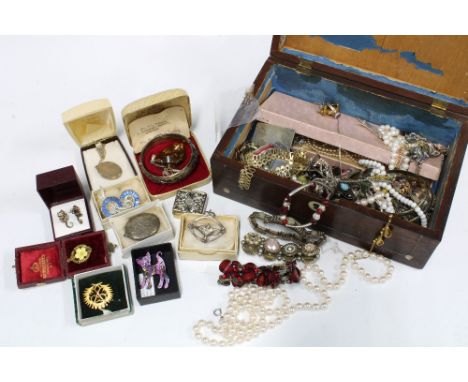Rosewood jewellery box containing a quantity of vintage costume and some silver jewellery, etc (a lot) 