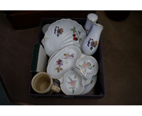 A quantity of Royal Worcester "Evesham" dinner wares, boxed Wade starfish dish etc.